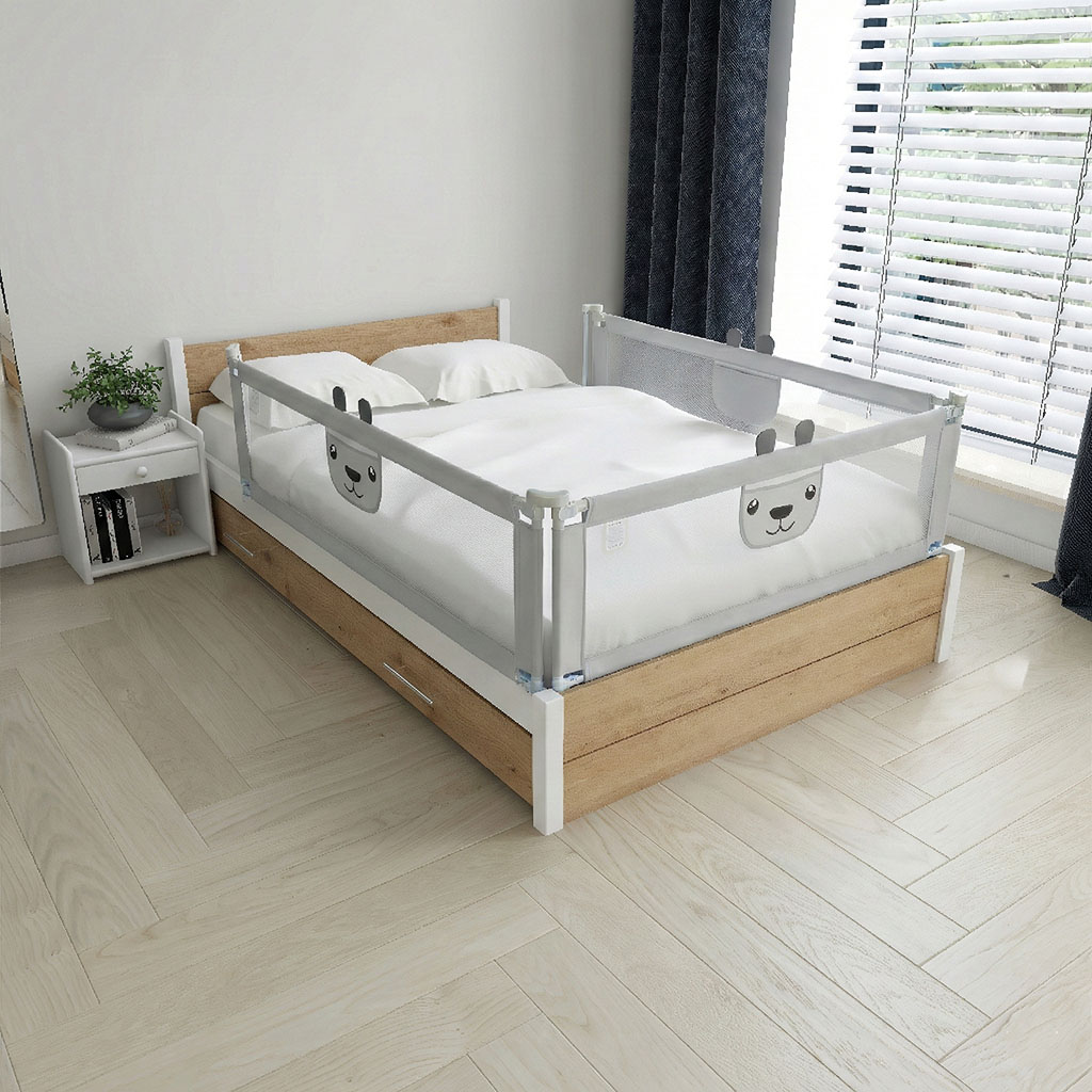 Světle šedá zábrana na postel PupyHou s motivem medvídka