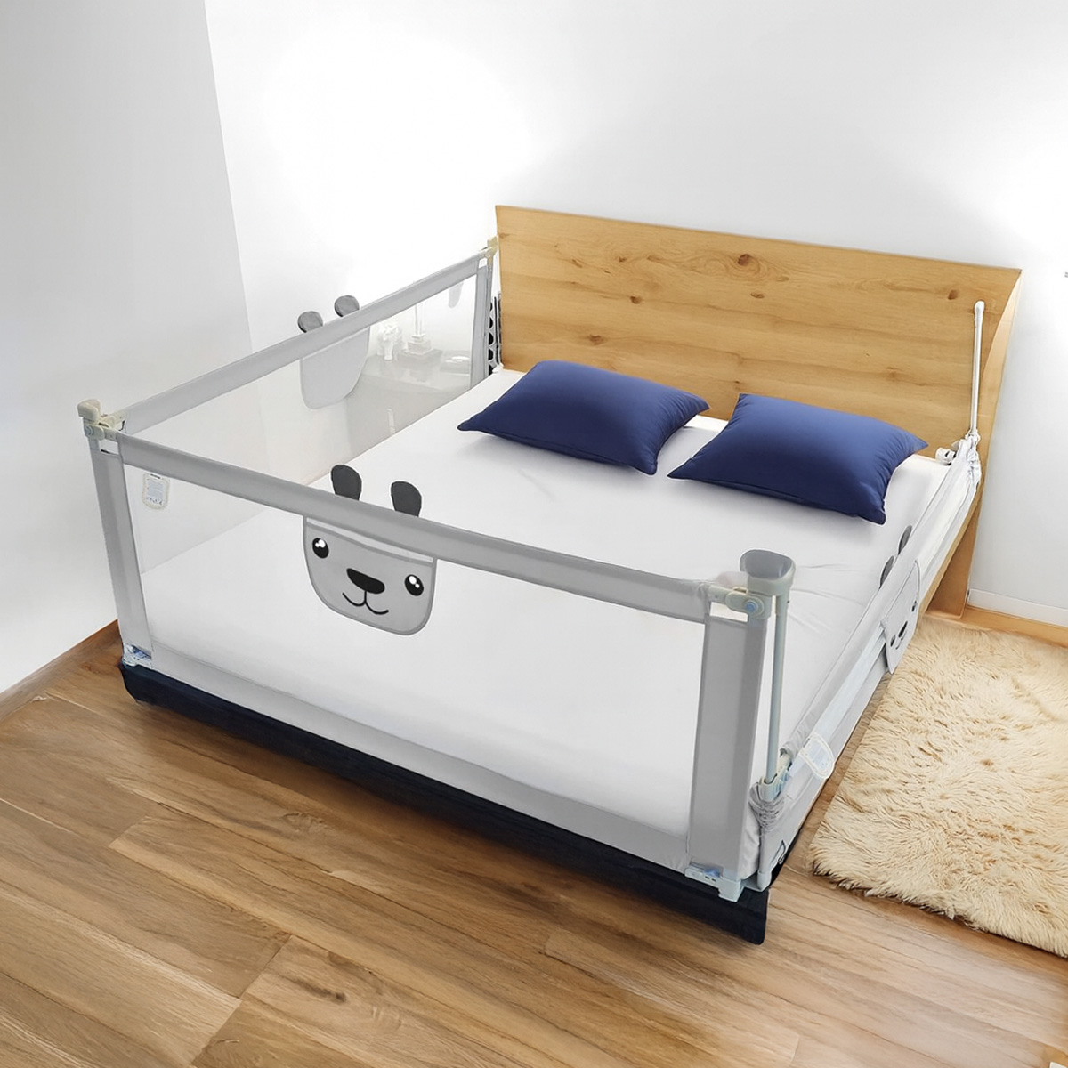 Světle šedá zábrana na postel PupyHou s motivem medvídka